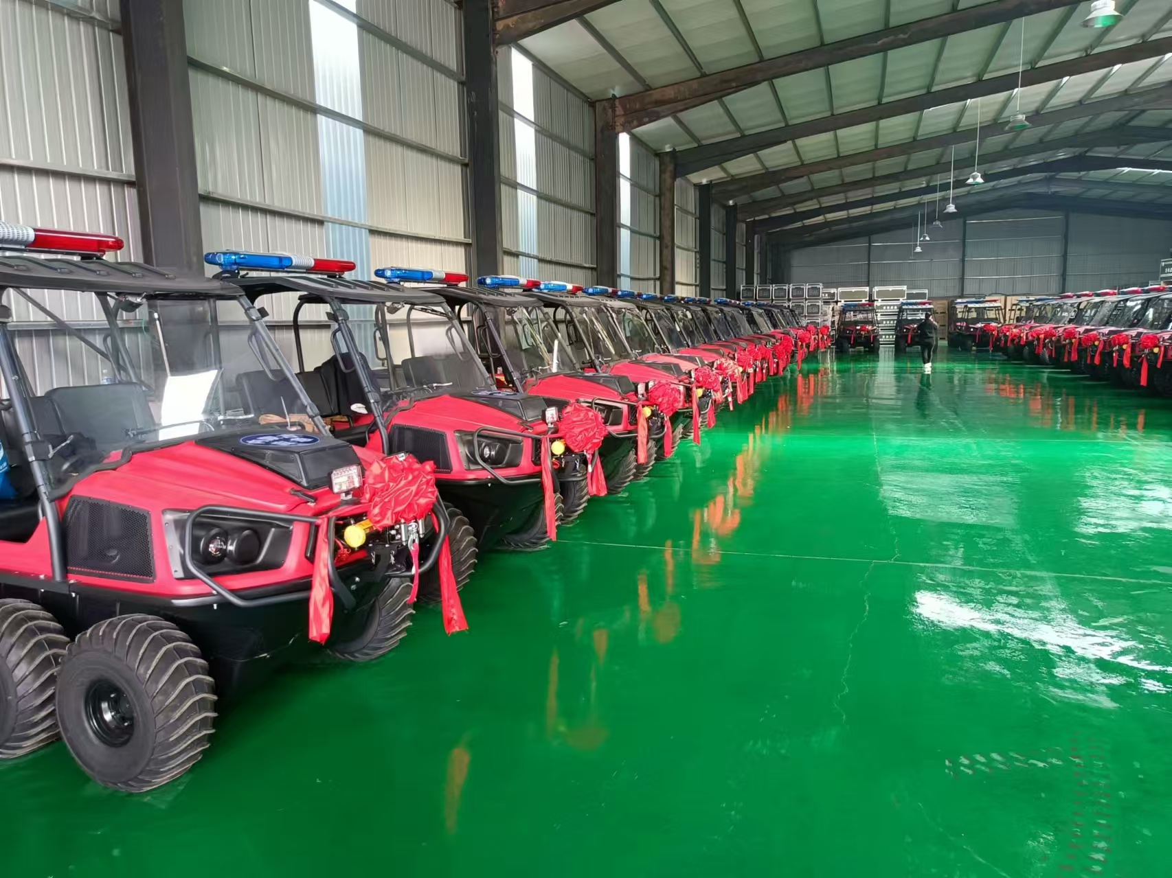 祝賀！河北五星“國債資金應急救援能力提升工程項目”中標的55輛“水陸兩棲車”列隊完畢，準備發貨！